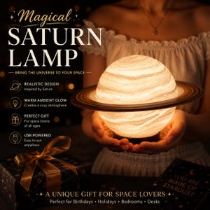 Könnte beinhalten: Eine kugelförmige Saturnlampe mit einer strukturierten, leuchtenden Oberfläche und einer dunklen Ringstruktur. Die Lampe strahlt ein warmes Licht aus. Der Text auf dem Bild enthält: Magical SATURN LAMP, BRING THE UNIVERSE TO YOUR SPACE, REALISTIC DESIGN, WARM AMBIENT GLOW, PERFECT GIFT, USB POWERED, A UNIQUE GIFT FOR SPACE LOVERS, YOU ARE MADE OF STARDUST.