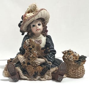 Boyds Yesterdays Child Meredith with Jacqueline Daisy Chain 3541 Vintage