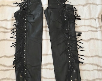 Pantalones de cuero negro con flecos de Harley Davidson.