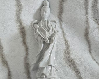 Vintage Geisha Mädchen Porzellanfigur von Homco. Wird als Blanc de Chine bezeichnet.