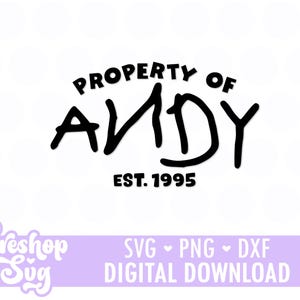 Może przedstawiać: Czarny cyfrowy projekt graficzny z napisem PROPERTY OF ANDY pogrubioną czcionką bezszeryfową, z imieniem ANDY napisanym większym, odręcznym stylem oraz tekstem EST. 1995 umieszczonym poniżej prostą, czytelną czcionką.