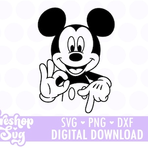 Puede incluir: Gráfico en blanco y negro de Mickey Mouse con el gesto de la mano OK y señalando hacia abajo. La imagen incluye el texto "SVG, PNG, DXF, DESCARGA DIGITAL" sobre un fondo morado y el logotipo "Tereshop SVG".