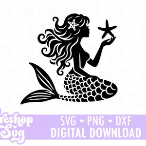 Peut inclure: Silhouette noire d'une sirène tenant une étoile de mer. La sirène a des cheveux fluides et une queue écailleuse. L'image comprend le texte "Tereshop Svg" et "SVG PNG DXF DIGITAL DOWNLOAD".