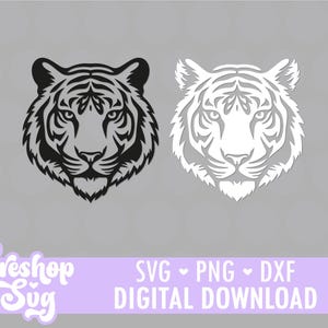 Puede incluir: Dos diseños de cabeza de tigre, uno negro y otro blanco, se muestran sobre un fondo gris. La imagen incluye el texto "Tereshop Svg" y "SVG • PNG • DXF DIGITAL DOWNLOAD" en una pancarta morada.