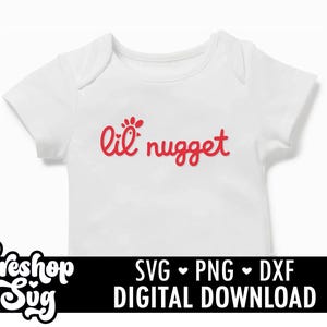 Puede incluir: Body de bebé blanco con la frase "lil nugget" en rojo. El diseño incluye un logotipo de pollo rojo estilizado encima de la palabra "nugget". El body es de manga corta y tiene un diseño sencillo.