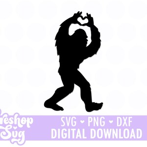Puede incluir: Silueta negra de una figura de Pie Grande formando un corazón con sus manos. La figura camina con un pie hacia adelante. Debajo, el texto "Tereshop Svg" y "SVG ♥ PNG ♥ DXF DIGITAL DOWNLOAD".