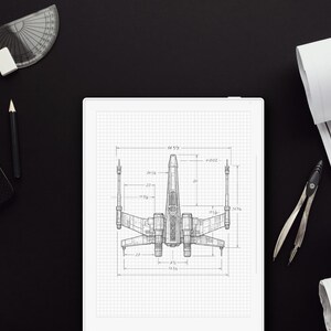 Puede incluir: Un plano detallado de un caza estelar, con medidas precisas, se muestra en papel cuadriculado. La imagen está rodeada de herramientas de dibujo, un portátil y planos arquitectónicos enrollados, todo sobre un fondo negro.