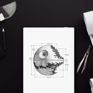 Puede incluir: Ilustración en blanco y negro de la Estrella de la Muerte con medidas dimensionales sobre papel cuadriculado. Un portátil, un lápiz, un transportador y planos enrollados están sobre una superficie negra. También se ve un compás.