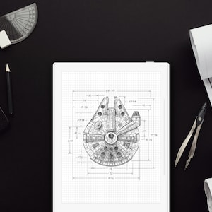 Puede incluir: Plano detallado de la nave espacial Halcón Milenario en una tableta digital. La imagen incluye un portátil, lápiz, transportador y planos arquitectónicos enrollados, sobre un fondo negro.