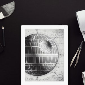 Puede incluir: Una lectora electrónica blanca que muestra una ilustración en blanco y negro de la Estrella de la Muerte de Star Wars. La Estrella de la Muerte está rodeada de dibujos técnicos y esquemas. La lectora electrónica está sobre una superficie negra con un lápiz, un transportador, una brújula y planos enrollados.