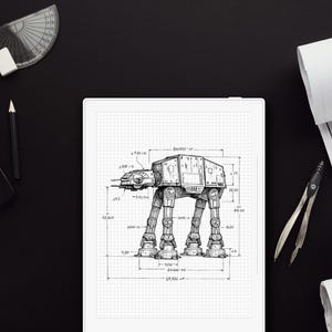 Puede incluir: Dibujo técnico en blanco y negro de un caminante AT-AT de Star Wars sobre papel cuadriculado. El dibujo está en una tableta blanca, con un portátil, un lápiz, un transportador y planos enrollados sobre una superficie negra.