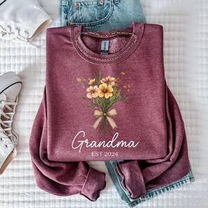 Personalized Grandma Sweatshirt, Custom Mother&#39;s Day Gift for Mom & Grandma, New Grandma Gift, Pregnancy Announcement Gift for Grandmas