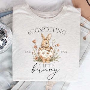 Camiseta de anuncio de embarazo de Pascua, camiseta personalizada para futura mamá, camiseta vintage de conejito para esperar huevos, regalo para nueva mamá, anuncio de bebé familiar de Pascua