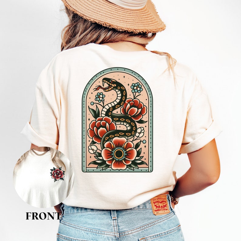 K&ouml;nnte beinhalten: Ein wei&szlig;es T-Shirt mit einem Tattoo-Design im Vintage-Stil, das eine Schlange zeigt, die sich um Blumen in einem Bogen windet. Das Design ist in Schwarz, Rot, Gr&uuml;n und Blau.
