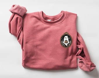 Bonita sudadera con bordado fantasma, amante del café con especias de calabaza, suéter de Halloween de estilo bordado vintage, regalo de temporada espeluznante para ella
