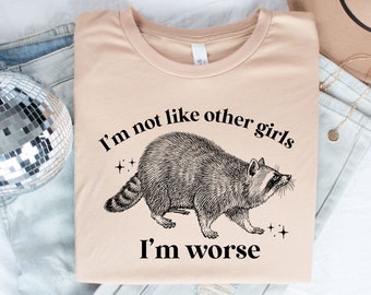 Waschbär-Meme-Shirt, lustiges sarkastisches Shirt, ich bin nicht wie andere Mädchen, ich bin schlimmer, Waschbär-Liebhaber-Geschenk für sie