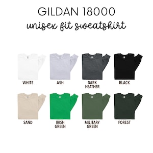 Puede incluir: Se muestra una sudadera de ajuste unisex Gildan 18000 en diez colores diferentes: blanco, ceniza, gris oscuro, negro, arena, verde irland&eacute;s, verde militar, bosque, azul marino y rojo.