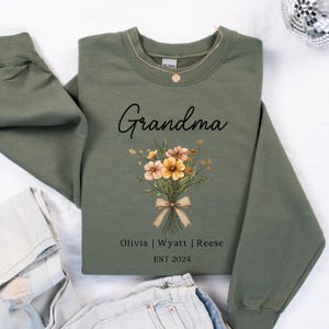 Personalized Grandma Sweatshirt, Custom Mother&#39;s Day Gift for Mom & Grandma, New Grandma Gift, Pregnancy Announcement Gift for Grandmas
