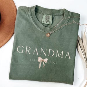Oma Est 2025 Shirt, Oma soll Muttertagsgeschenk sein, Schwangerschaft enthüllen Shirt für Oma, neue Oma Geburtstagsgeschenk, benutzerdefinierte Oma Shirt