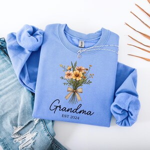 Personalized Grandma Sweatshirt, Custom Mother&#39;s Day Gift for Mom & Grandma, New Grandma Gift, Pregnancy Announcement Gift for Grandmas