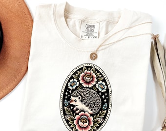 Camiseta floral de erizo, camiseta tradicional de erizo, regalo para amantes de los erizos, camiseta con estampado de animales del bosque estilo cottagecore, camiseta floral de arte popular