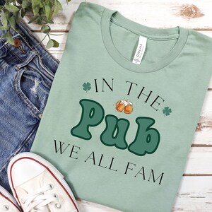 Camiseta "En el pub somos todos familiares", divertida camiseta del día de San Patricio, camiseta verde irlandesa bebiendo del día de San Patricio, camisetas de grupo para pub crawl para amigos