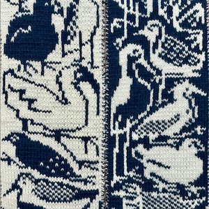 Puede incluir: Primer plano de un textil tejido con un patr&oacute;n repetido de aves en azul marino y blanco. Las aves est&aacute;n estilizadas, con alas y cuerpos detallados. El fondo es de color crema y la textura del tejido es visible.