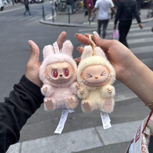 Série de macarons de poupée Have a Seat, figurine boîte aveugle faite main, jouet en vinyle kawaii, cadeau de collection mignon, breloque de sac surprise esthétique, porte-clés