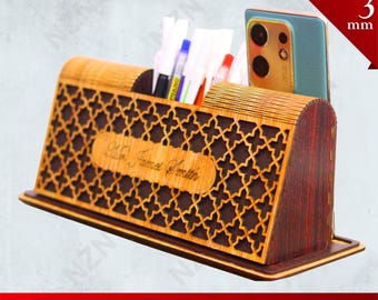 May include: Wooden desktop organizer with a geometric pattern and a personalized nameplate. The organizer has a slot for pens and a compartment for a phone. The organizer is made for 3 mm thick wood.