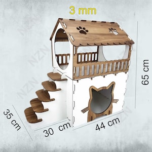 K&ouml;nnte beinhalten: Wei&szlig;es und braunes Holzkatzenhaus mit einer Rampe und einer katzenf&ouml;rmigen &Ouml;ffnung. Das Haus ist 65 cm hoch, 44 cm breit und 30 cm tief. Das Haus ist aus 3 mm dickem Sperrholz gefertigt.
