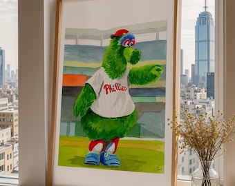 Può includere: Un dipinto ad acquerello incorniciato della mascotte dei Philadelphia Phillies, una creatura verde pelosa che indossa una maglia bianca a righe con la scritta Phillies in rosso, un berretto rosso e scarpe blu su un campo da baseball.