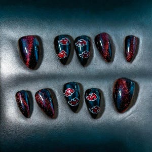 Unhas postiças inspiradas no anime Red Cloud | Conjunto de unhas com glitter magnético escuro | Unhas de cosplay personalizadas e pintadas à mão