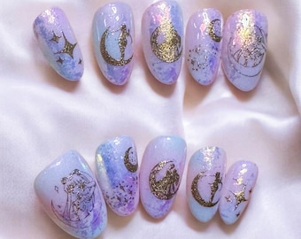 Unghie finte Sailor Moon: design celeste dipinto a mano