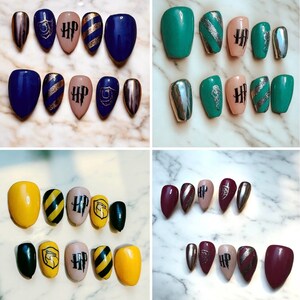 Puede incluir: Conjunto de 10 uñas postizas con temática de Harry Potter. Las uñas son de varios colores y diseños, incluyendo dorado, plateado, negro, amarillo, verde, azul y burdeos. Cada uña presenta un diseño diferente de Harry Potter, incluyendo el escudo de Hogwarts, el logotipo de HP y un patrón a rayas.