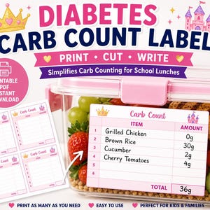Puede incluir: Un conjunto de etiquetas imprimibles para el conteo de carbohidratos con un diseño de corona y castillo rosa. Las etiquetas incluyen columnas para artículo y cantidad, con una fila total al final. Una muestra está pegada en un recipiente de comida.