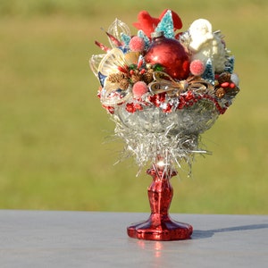 CENTRO DE NATAL | Arranjo floral de férias com ornamentos vintage no prato | Decoração de Natal | Idéia de presente para anfitriã | Natal kitsch