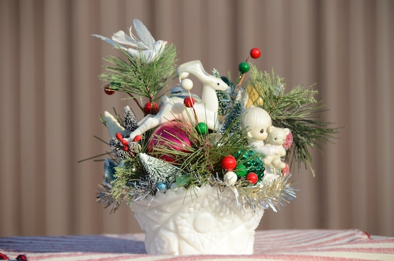 Weihnachten Herzstück | Vintage Milchglas Blumengesteck mit kostbaren Momenten Figur und Vintage Ornamenten