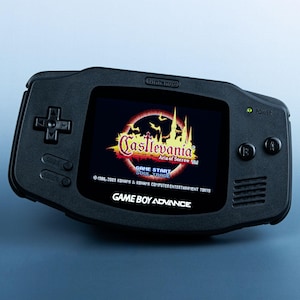 Game Boy Advance IPS Mod – Kurogane 黒鋼 Edition | Optional USB-C-Batterie und Audioverstärker, Zubehör im Lieferumfang enthalten
