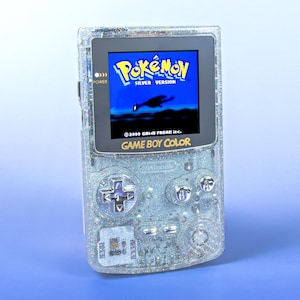 Ginsei Edition Game Boy Color IPS 2,6 inch | Verchroomde zilveren knoppen | Upgrades met Li-ionbatterij en audioversterker | Inclusief hoesje en oordopjes