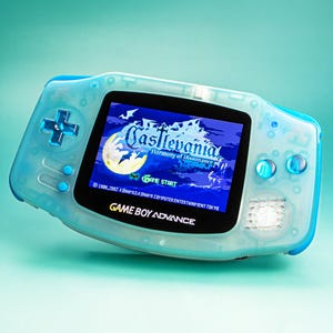 Seigetsu Edition Game Boy ADvance IPS M2 | Eisblaue Harzknöpfe | USB-C Batterie- und Audioverstärker-Upgrades | Tasche und Kopfhörer inklusive