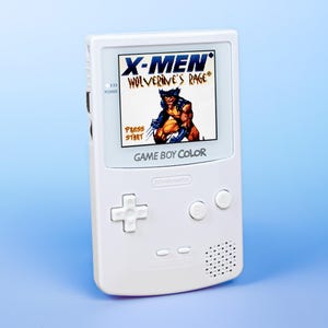 Haku Edition Game Boy Colore IPS V3 | Weiße Knöpfe | Li-Ion-Batterie- und Audioverstärker-Upgrades | Tasche und Kopfhörer inklusive