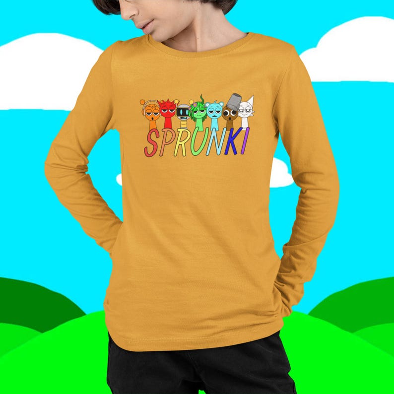 Puede incluir: Camiseta de manga larga de color amarillo mostaza con la palabra "SPRUNKI" en letras coloridas, con una fila de personajes de dibujos animados encima del texto. Los personajes tienen varios colores y dise&ntilde;os, sobre un fondo de cielo azul y hierba verde.
