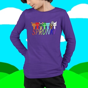Puede incluir: Una camiseta morada de manga larga con un gr&aacute;fico colorido de personajes de dibujos animados sobre la palabra "SPRUNKI" en letras de arco&iacute;ris. El dise&ntilde;o incluye varios personajes con diferentes colores y expresiones, creando un aspecto l&uacute;dico y vibrante.