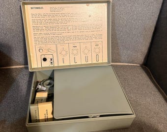 Kit di accessori per macchina da cucire Singer d'epoca / porta bottoni e piedini speciali