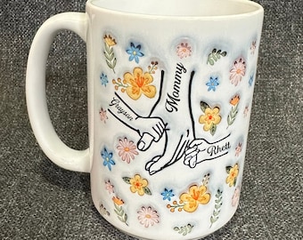 Vous tenez nos mains Mug, également notre tasse de cœurs, famille personnalisée personnalisée 3D, cadeau pour maman/grand-mère, personnalisé ajouter des noms, mains d’amour, se tenant la main