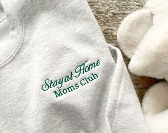 Stay At Home Moms Club Brodé Gemma Crewneck Sweatshirt, Boy Mom Club, Cadeau pour la fête des mères, Cadeau pour maman, Funny Mom, Cool Moms Club