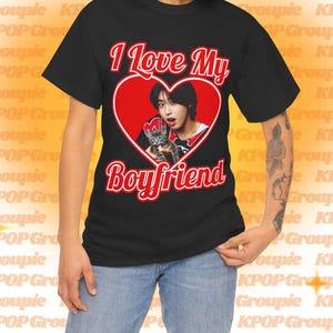 Koszulka Skz Han Jisung Kocham mojego chłopaka, Koszulka Stray Kids Han Jisung Bootleg Merch, Pomysły na prezenty na pobyty, Prezent urodzinowy i gadżety koncertowe