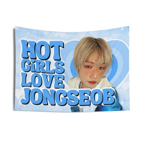 Puede incluir: Un tapiz azul claro con el texto "HOT GIRLS LOVE JONGSEOB" en negrita y contorneado. El tapiz presenta una foto de una persona con cabello rubio y un diseño de corazón azul.