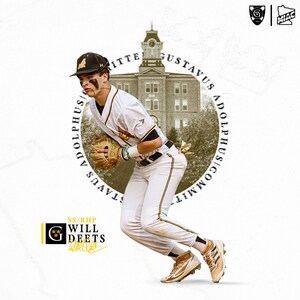 Könnte beinhalten: Ein Baseballspieler in einer weißen Uniform mit goldenen Verzierungen, der eine schwarze Mütze und eine schwarze Gesichtsmaske trägt, hält einen Baseballhandschuh. Der Spieler steht auf einem Feld mit einem Gebäude im Hintergrund. Der Text "Gusatvus Adolphus" ist in einem Kreis um den Spieler geschrieben.