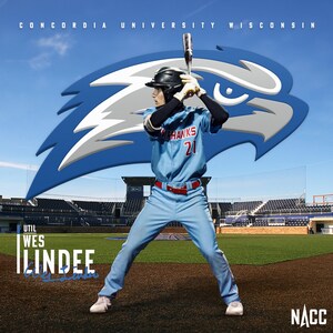 Puede incluir: Un jugador de béisbol con un uniforme azul con el número 21 en la espalda, balancea un bate. El jugador lleva una gorra de béisbol azul y blanca con la palabra "Hawks" en ella. El jugador está de pie en un campo de béisbol con un logotipo azul y blanco en el fondo. El texto "UTIL WES LINDEE" es visible en la esquina inferior izquierda de la imagen. El texto "NACC" es visible en la esquina inferior derecha de la imagen.